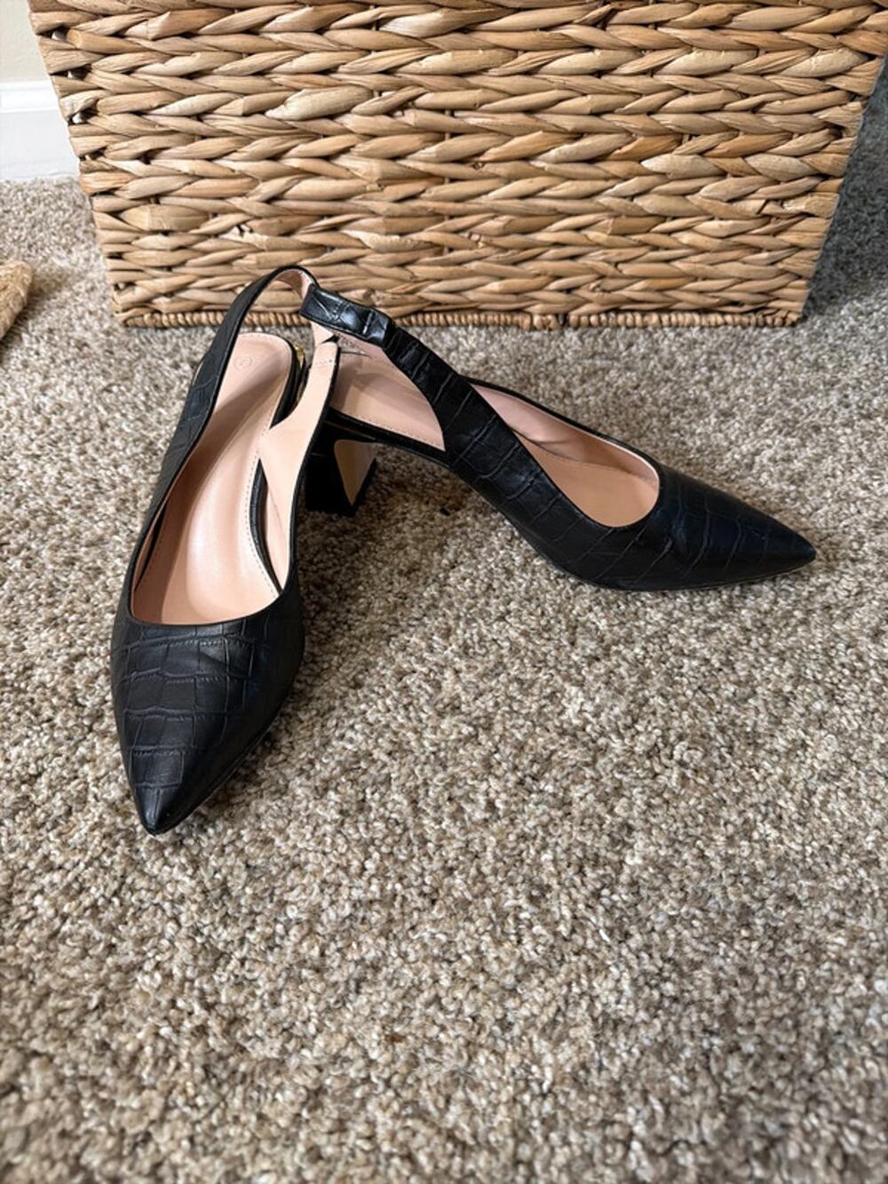 Faux croc embossed heels EUC 7 470